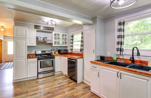 Murphy House | Pet-Friendly Murphy Home: Grilling Deck + Fire Pit
