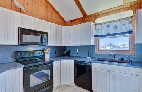 Ocean Isle Estates House | Pet Friendly Oceanfront Beach Box in Avon!