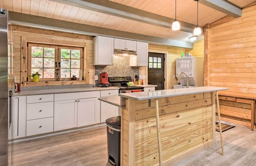 Otto Cabin | Pet-Friendly Otto Mountain Cabin w/Fireplace!
