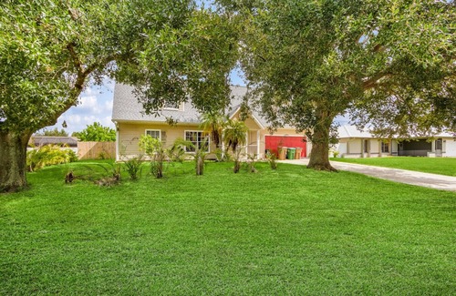 Fort Myers Apartment | Pet-Friendly Outdoor Space + Parking