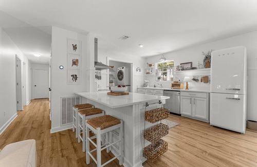 Gulfview Heights House | 🌊Pet Friendly-Private Pool-4 Bikes-Short Walk to the Beach-Cottage Haven🌊