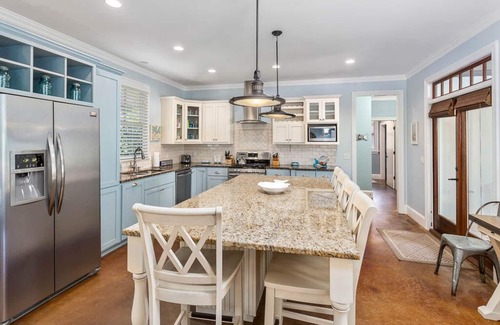 Kings Terrace House | Pet Friendly! Private Getaway - Close to Village, Shopping & Restaurants!