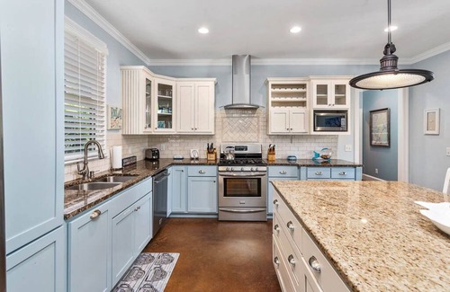 Kings Terrace House | Pet Friendly! Private Getaway - Close to Village, Shopping & Restaurants!