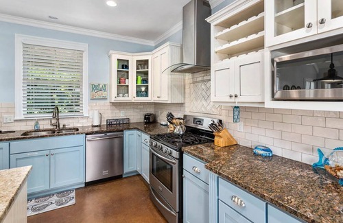 Kings Terrace House | Pet Friendly! Private Getaway - Close to Village, Shopping & Restaurants!