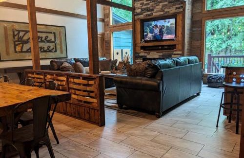 Broken Bow House | Pet Friendly Paradise in the Southern Hills of Hochatown, Oklahoma, Perfect for a Weekend Escape