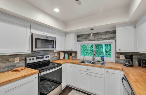 Pickens Cottage | Pet-Friendly Pickens Vacation Rental w/Fire Pit
