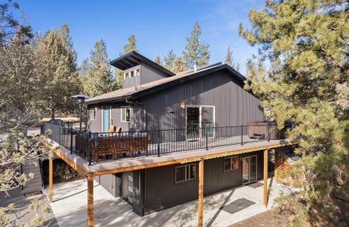 Bend House | Pet Friendly Pine Knoll Home