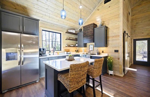 Broken Bow Cabin | Pet-friendly | Playground | Heated & Chilled Pool!