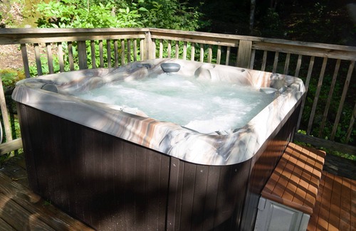 Cherokee Cabin | Pet Friendly, Polar Express, Hot tub, babbling creek