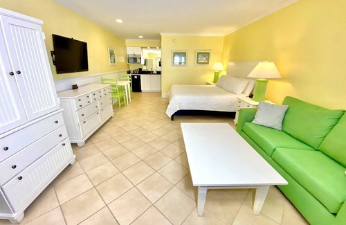 Atlantic Beach Hotel | Pet-friendly - Pool - 3 Blocks to Beach! Unit 303