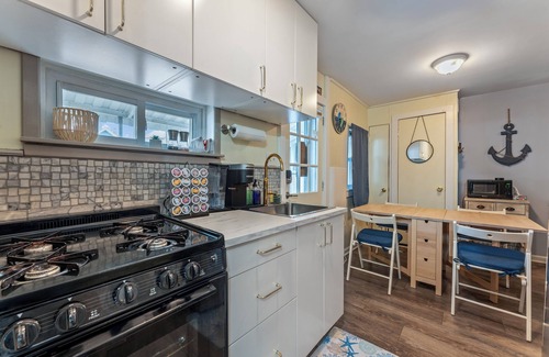 Cape May - Wildwood Condo | Pet Friendly/Private Porch/Tub + NFLX 1BR 1BA