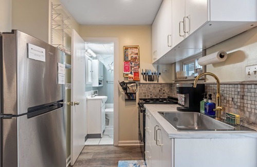 Cape May - Wildwood Condo | Pet Friendly/Private Porch/Tub + NFLX 1BR 1BA