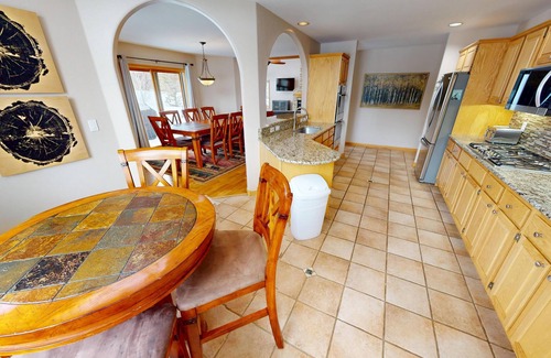 Three Peaks House | Pet Friendly, Private Hot Tub! Comfy, BIG Home. Garage. Easy Drive to Town