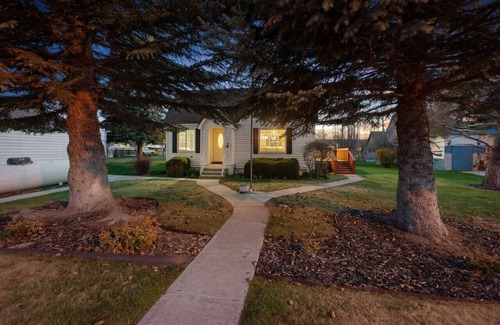 Garden City House | Pet Friendly-Private Hot tub! Fresh Remodel! Arcades! Grass Yard! Walk 2 Lake!