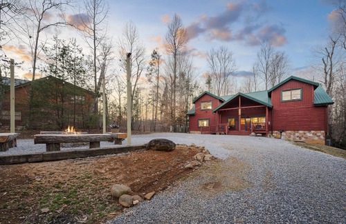Cosby Cabin | Pet friendly! Private heated pool! Theatre!