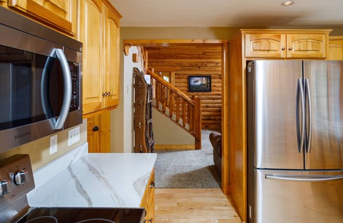 Waupaca Cabin | Pet friendly, Private Lot - Great for Families and Groups!