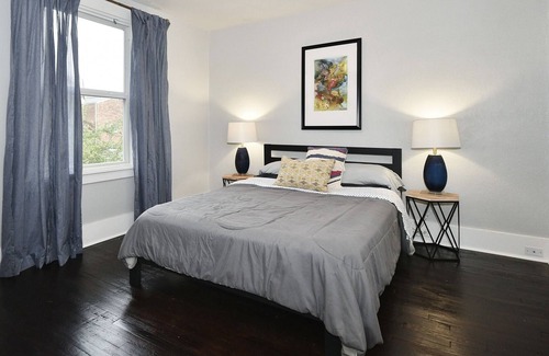 South Hills House | Pet Friendly Quiet Bungalow Minutes to Southside and the Trolly to the Stadiums