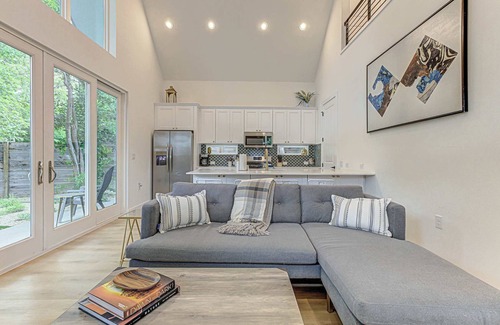 Galindo House | Pet Friendly | Quiet Neighborhood Near S. Lamar