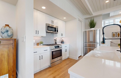 Port Aransas House | Pet Friendly, Resort Style Pools, Golf Cart Boardwalk to the Beach