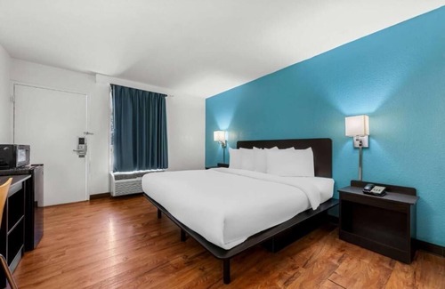 Hamilton Hotel | Pet-Friendly Room: Enjoy Your Stay with Outdoor Pool and Free Parking