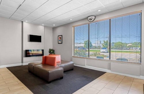 Hamilton Hotel | Pet-Friendly Room: Enjoy Your Stay with Outdoor Pool and Free Parking