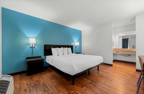 Hamilton Hotel | Pet-Friendly Room: Enjoy Your Stay with Outdoor Pool and Free Parking