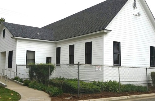 Ontario House | Pet-Friendly Room Near Airport with Free Parking
