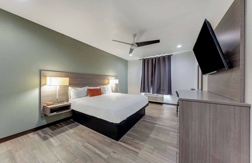 Eastside Promise Neighborhood Hotel | Pet-Friendly Room w/Continental Breakfast – Stay Near I-10 & I-35