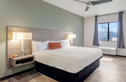 Eastside Promise Neighborhood Hotel | Pet-Friendly Room w/Continental Breakfast – Stay Near I-10 & I-35