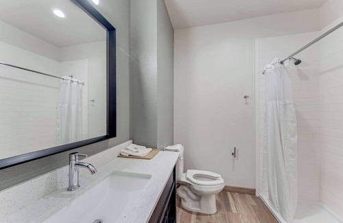 Eastside Promise Neighborhood Hotel | Pet-Friendly Room w/Continental Breakfast – Stay Near I-10 & I-35