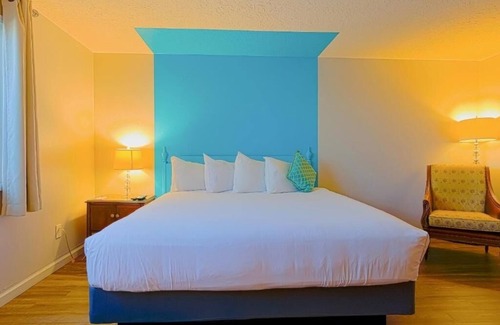 Seaside Hotel | Pet-friendly Room with Kitchenette Near Carousel Mall