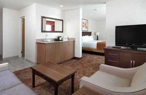 Rio Grande Hotel | Pet-Friendly Stay with Free Breakfast, Indoor Pool & Airport Shuttle Service