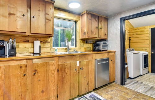 Sandy Cabin | Pet-Friendly Sandy Cabin w/ Spacious Fire Pit!