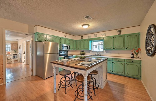 Broken Bow Cottage | Pet-Friendly 'Shady Oaks' Broken Bow Gem w/Patio!
