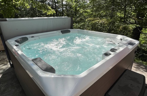 Plymouth House | Pet Friendly Ski House with Hot Tub