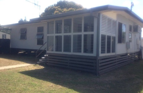 Bundaberg East House | Pet friendly Sleeps 10 Free Wifi & Netflix Air Con Minutes to Town close to park