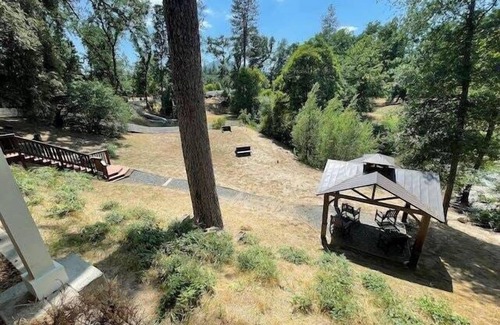 Oakhurst House | Pet Friendly/Sleeps 2/Creek/Creekside Suite