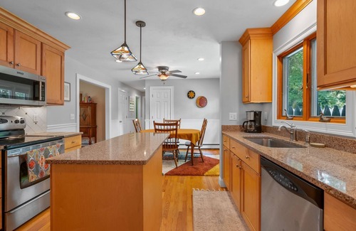 Orleans House | Pet Friendly, Sleeps 4, Huge Back Yard, Skaket Beach