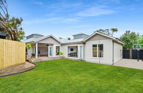 Blairgowrie House | Pet friendly, sleeps 16 across 2 homes, pool, spa, sauna.