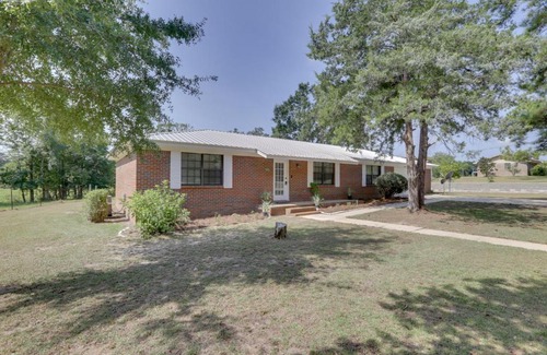Slocomb House | Pet-Friendly Slocomb Vacation Rental with Sunroom!
