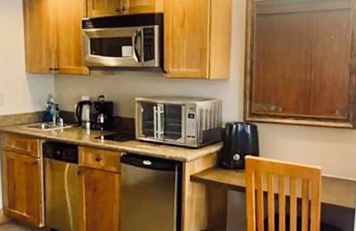 Crested Butte Condo | PET Friendly, SLOPE-Side, Sleeps 4, Kitchen & POOL