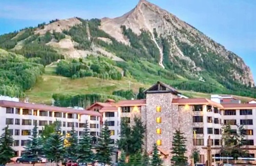 Crested Butte Condo | PET Friendly, SLOPE-Side, Sleeps 4, Kitchen & POOL