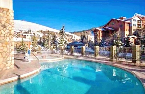 Crested Butte Condo | PET Friendly, SLOPE-Side, Sleeps 4, Kitchen & POOL