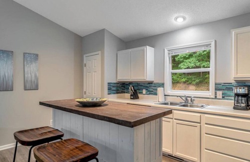 Royal Pines House | Pet Friendly South Asheville Hot Tub Townhome