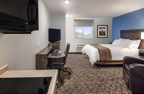 Watertown Hotel | Pet-Friendly Spacious Room w/Kitchen Near Codington Heritage Museum – 2.7 Miles