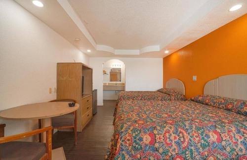 North Beach Hotel | Pet Friendly Stay Near Texas Aquarium – Parking Included