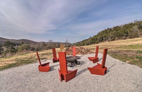 Mountain View Apartment | Pet-Friendly Studio with Loft and Mountain Views!
