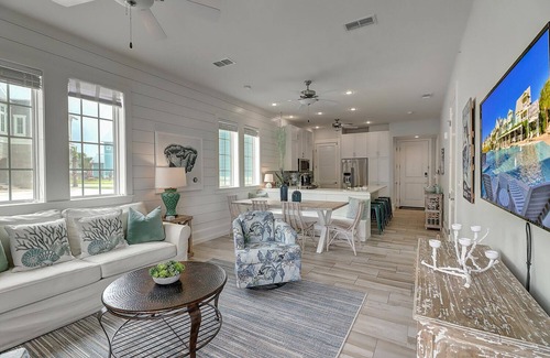 Cinnamon Shore Condo | Pet-Friendly, Stylish Condo w/Cinnamon Shore Pools, Dining & More!
