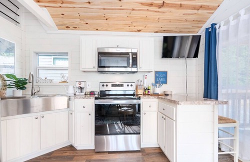 Guntersville Cottage | Pet-Friendly Tiny Home Near Lake Guntersville