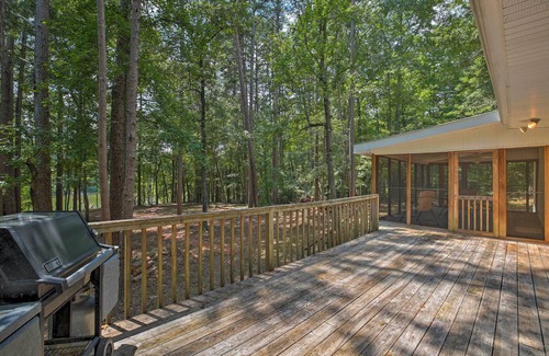 Toccoa House | Pet-Friendly Toccoa Home w/Deck + Lake Access!